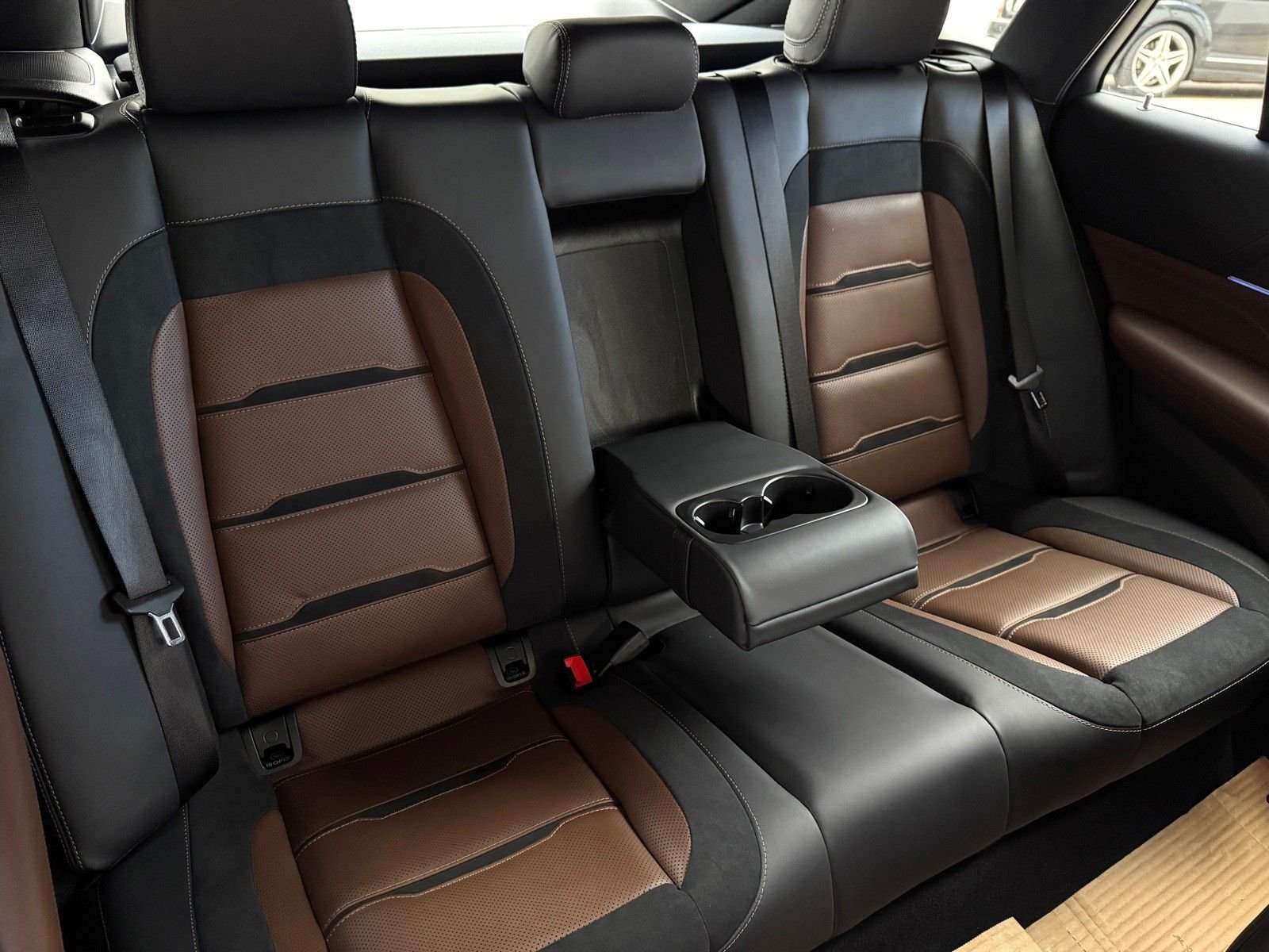 New 2026 MANUFAKTUR Moonlight White Metallic Mercedes-Benz AMG® GLE 53 4MATIC+ Coupe image 17