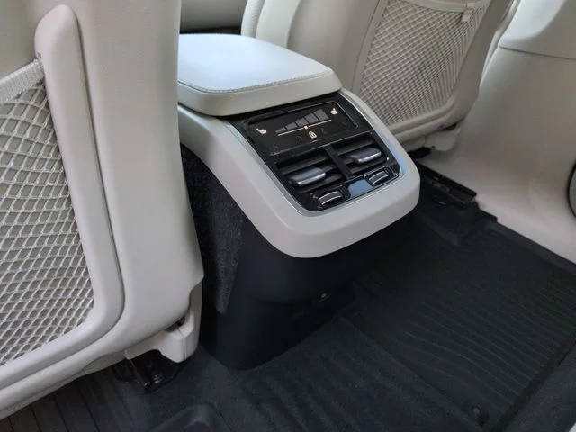 Used 2023 Onyx Black Metallic Volvo  image 27