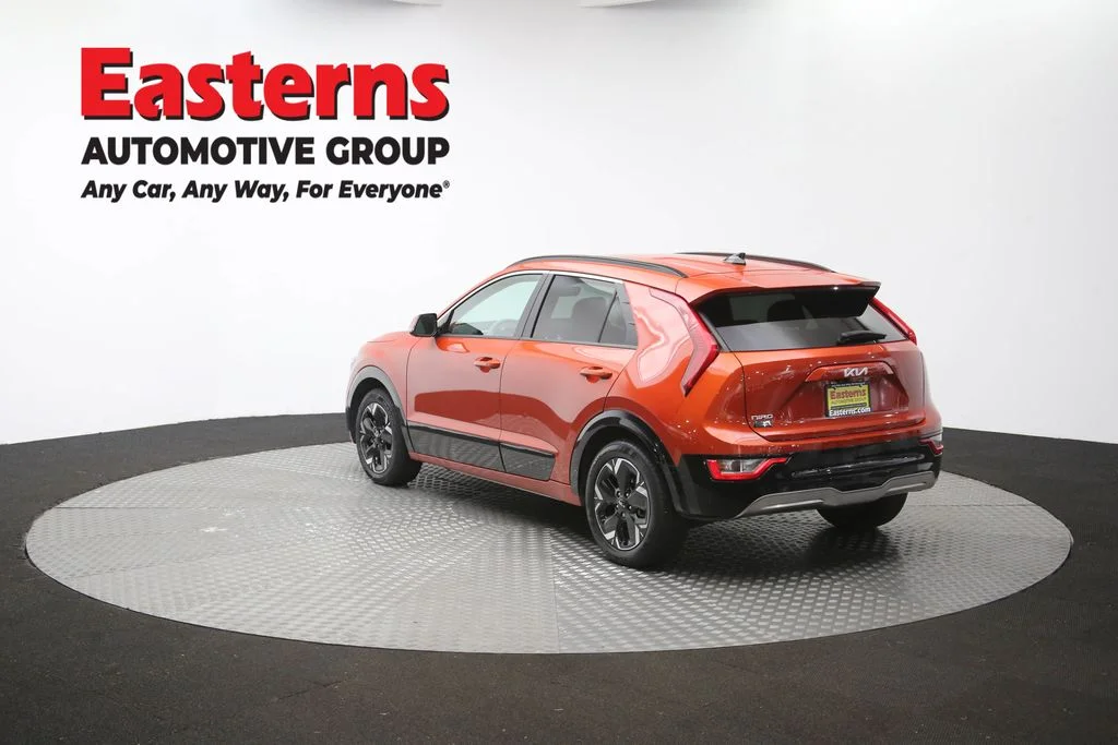 Used 2023 Red Kia Wind image 63