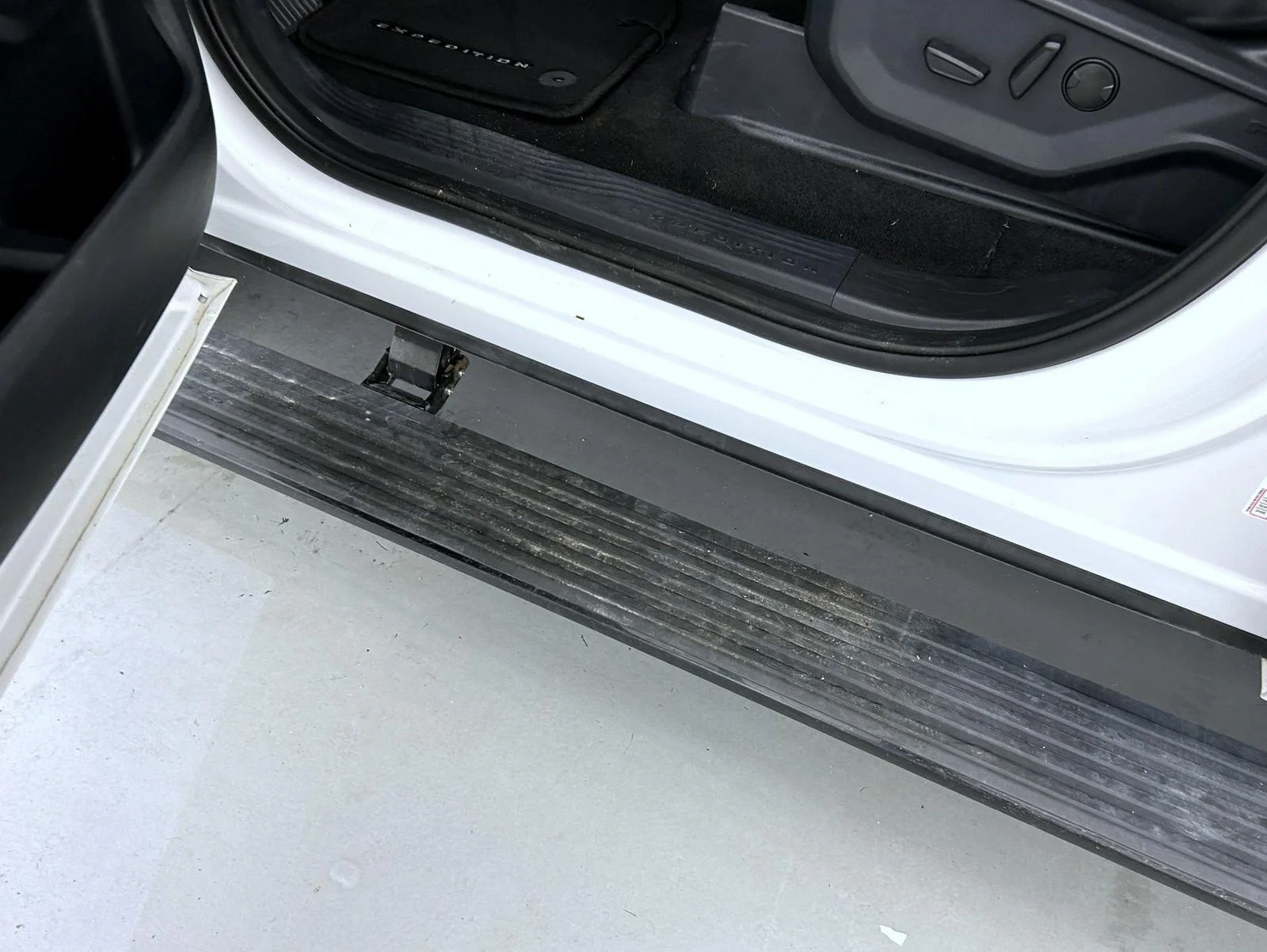 Used 2025 White Ford Platinum image 9