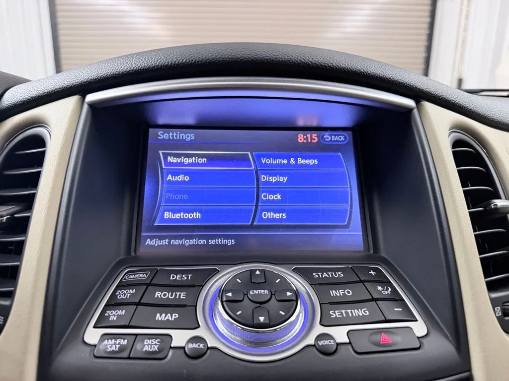 Used 2017 White INFINITI Base image 21