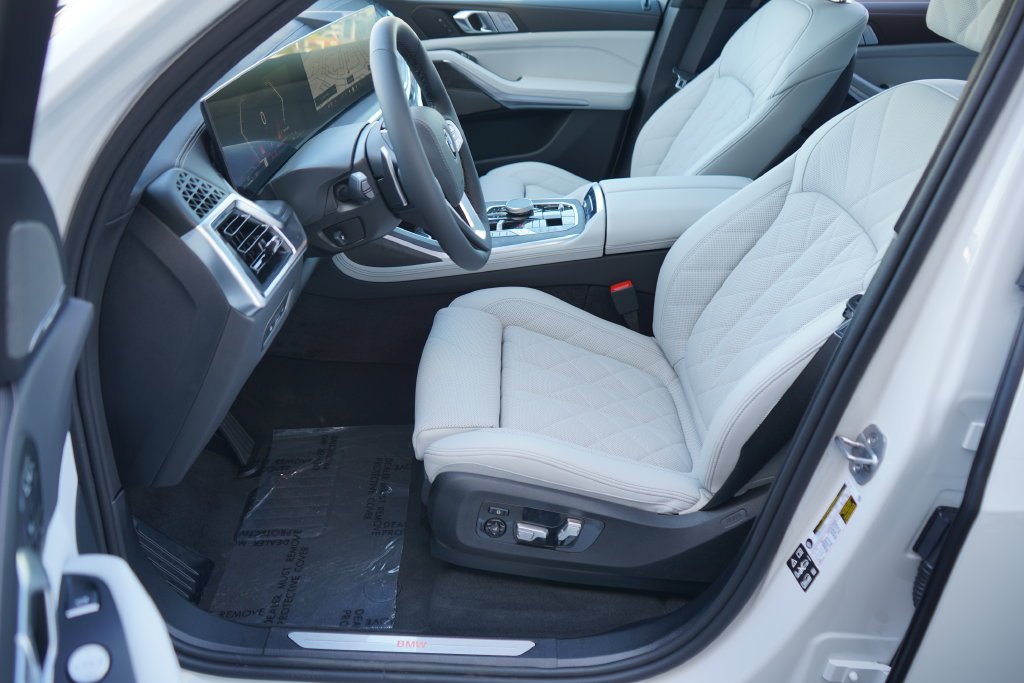 Used 2026 Mineral White Metallic BMW xDrive40i image 11