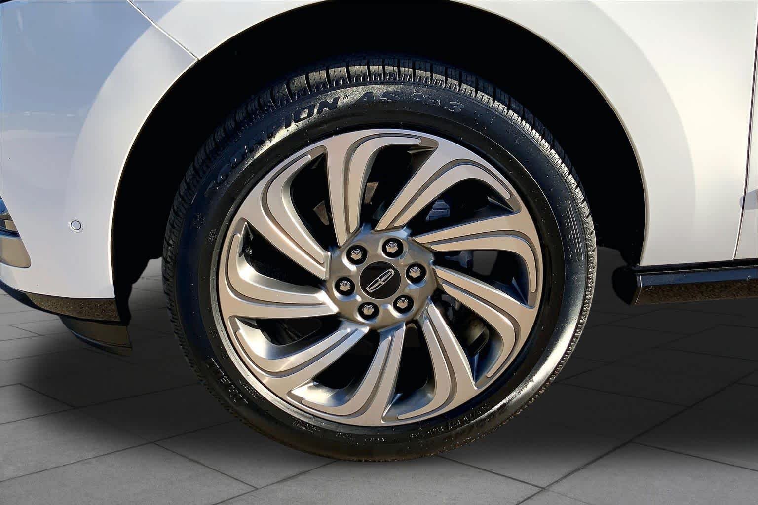 Used 2024 Pristine White Lincoln Reserve image 11