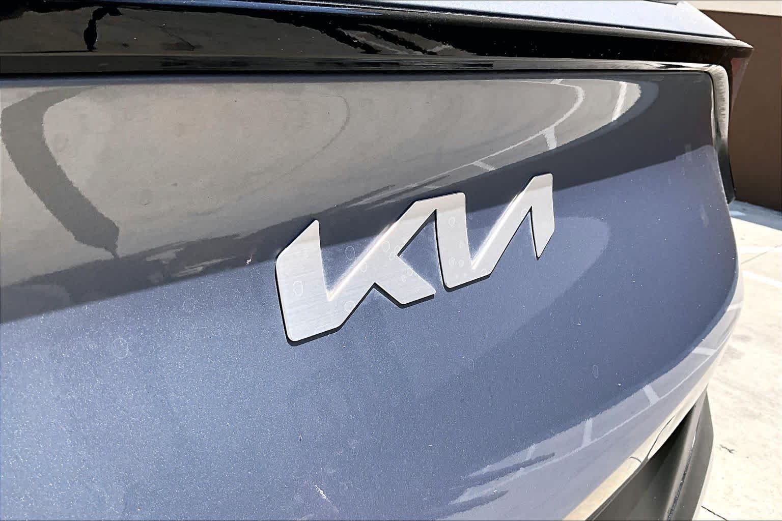 Used 2025 Everlasting Silver Kia EX image 10