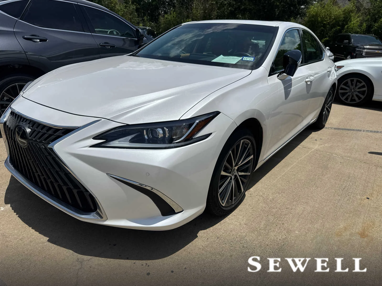 2025 Lexus ES 350 350's photo