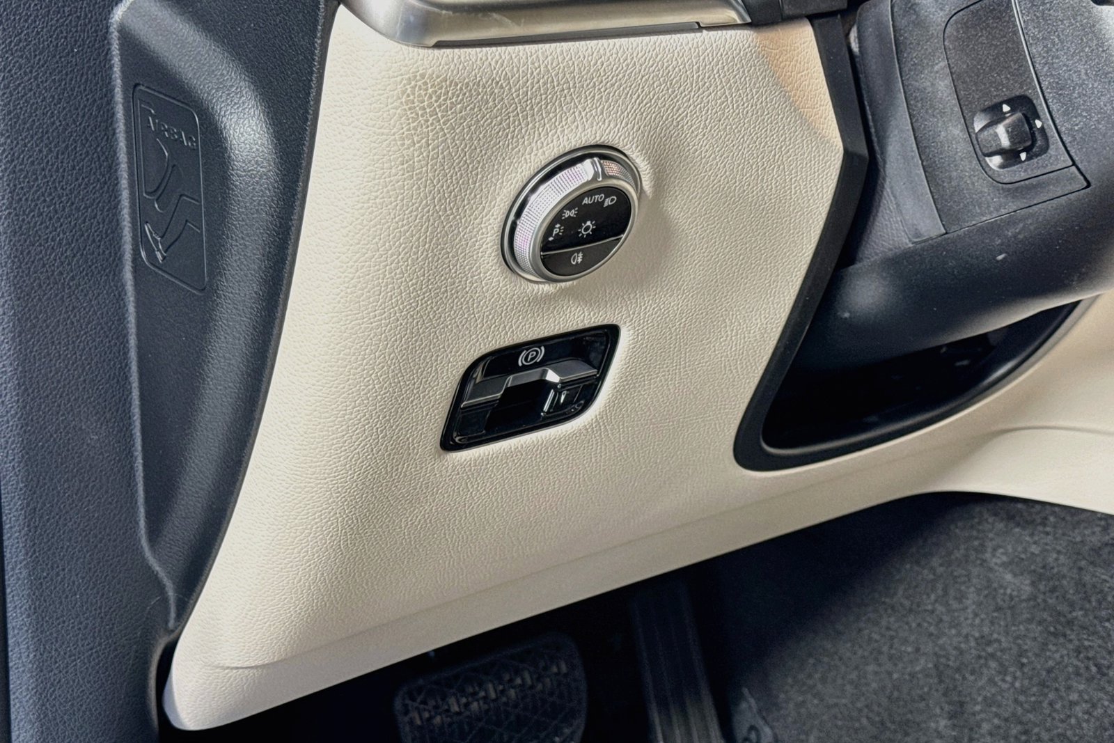 New 2026 Verde Silver Metallic Mercedes-Benz GLC 300 image 10