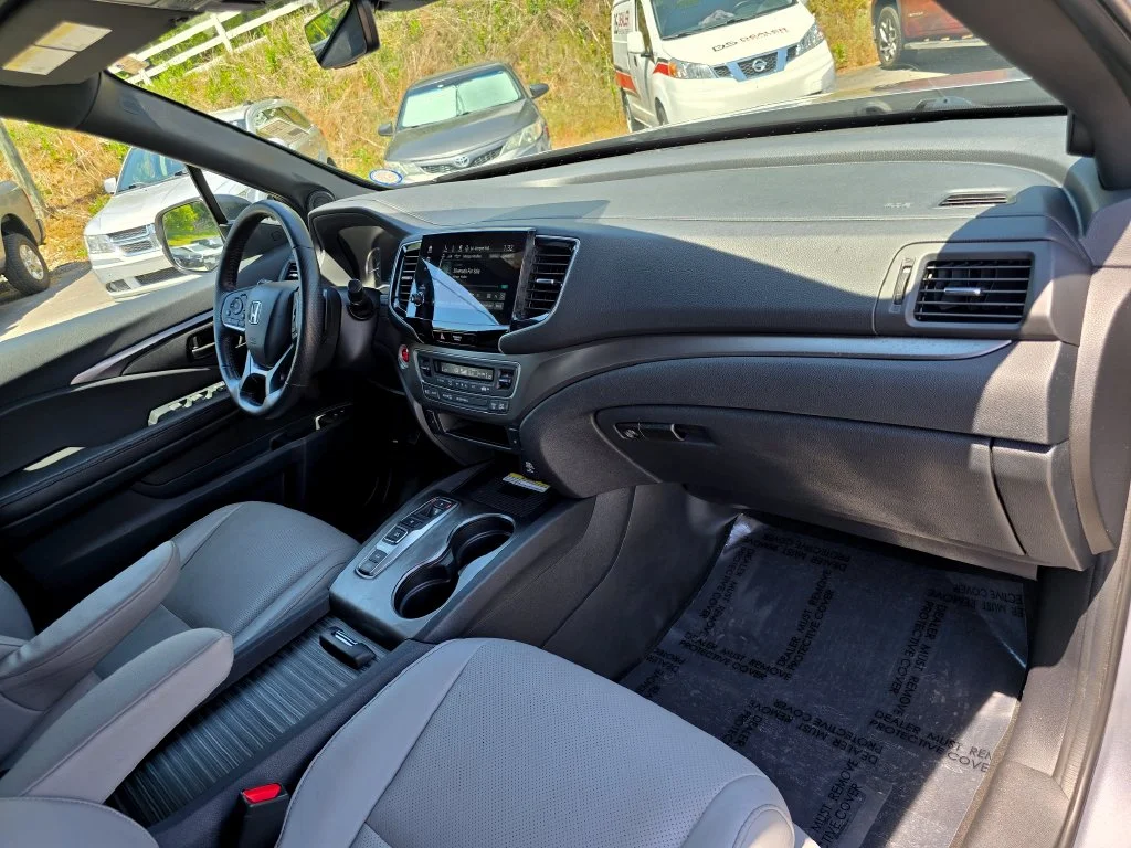 Used 2023 Silver Honda EX-L image 32