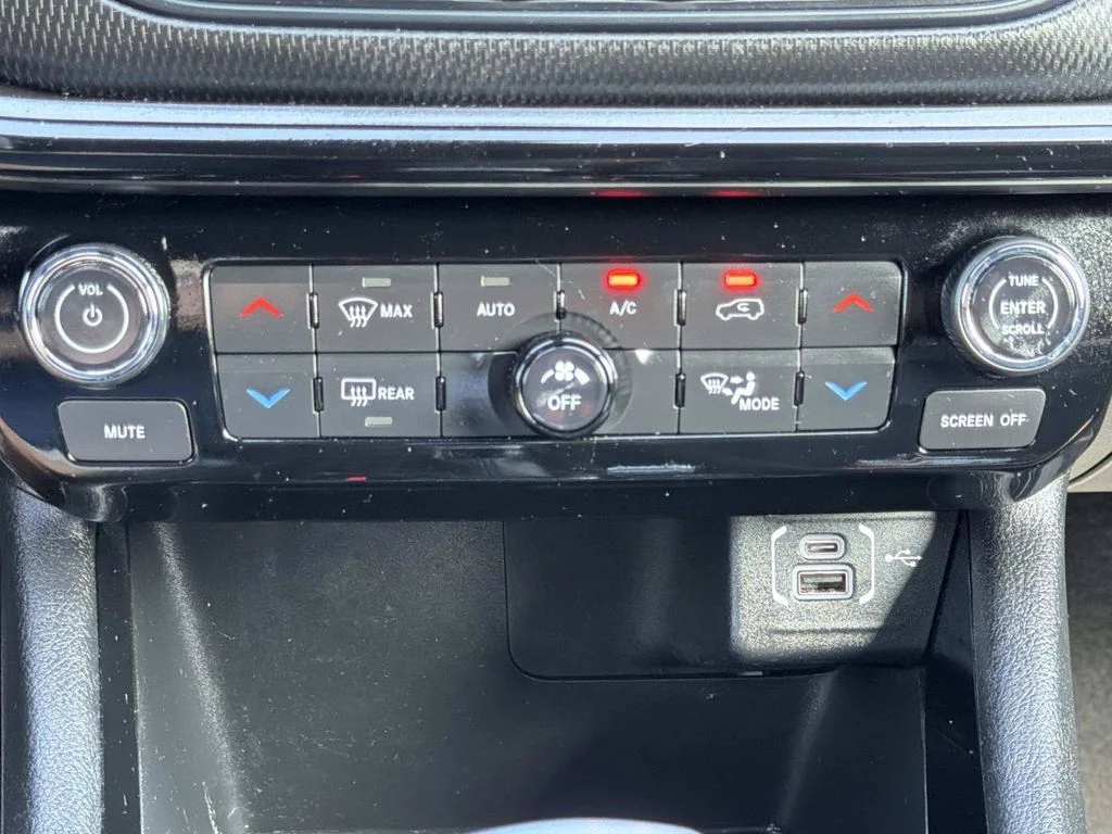 Used 2022 Black Jeep Latitude image 41