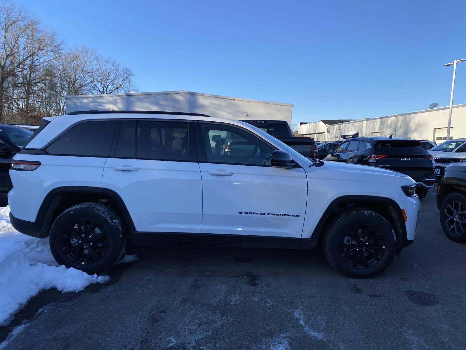 New 2026 Bright White Clear-Coat Exterior Paint Jeep Laredo Altitude image 2