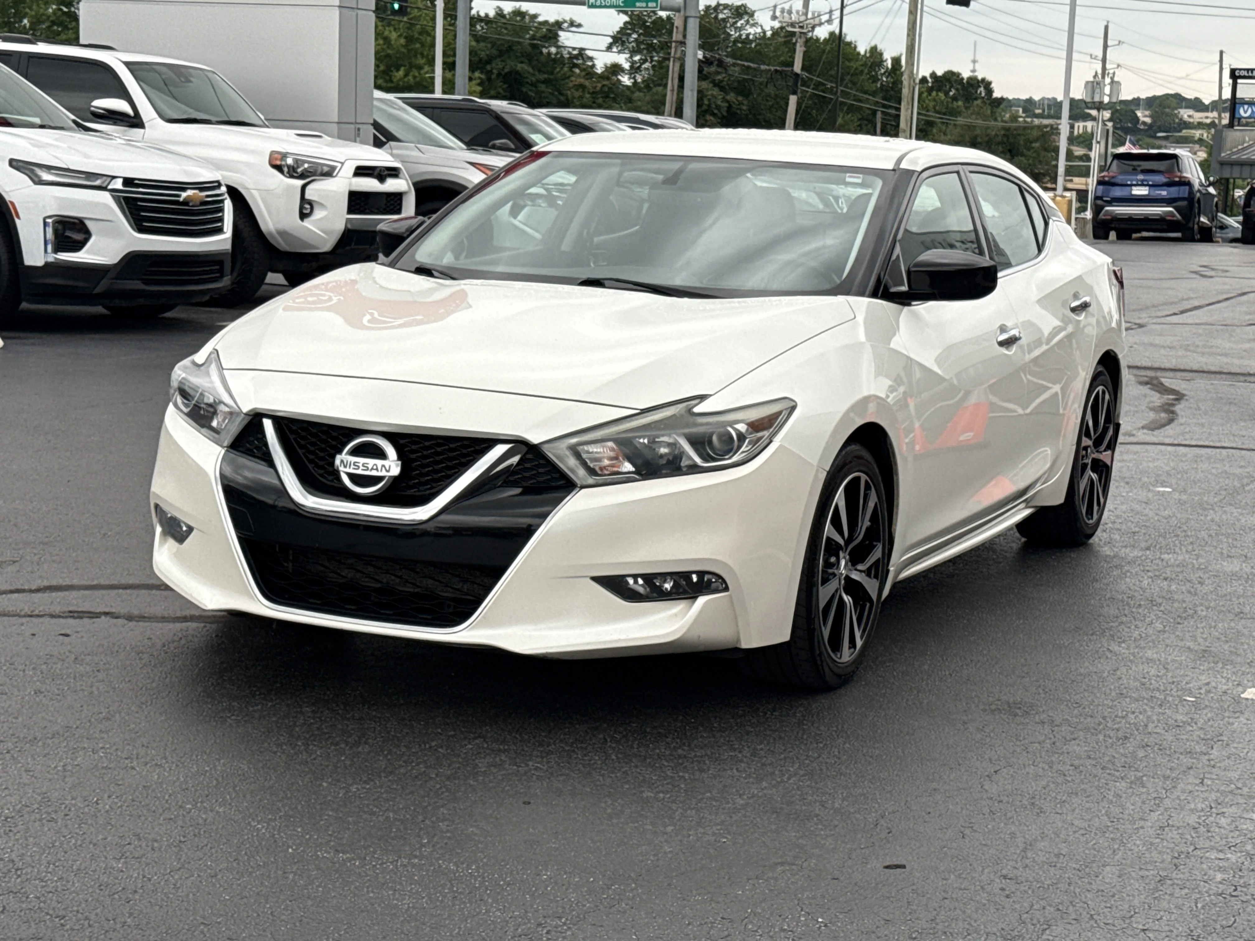 Used 2018 Pearl White Nissan S image 11
