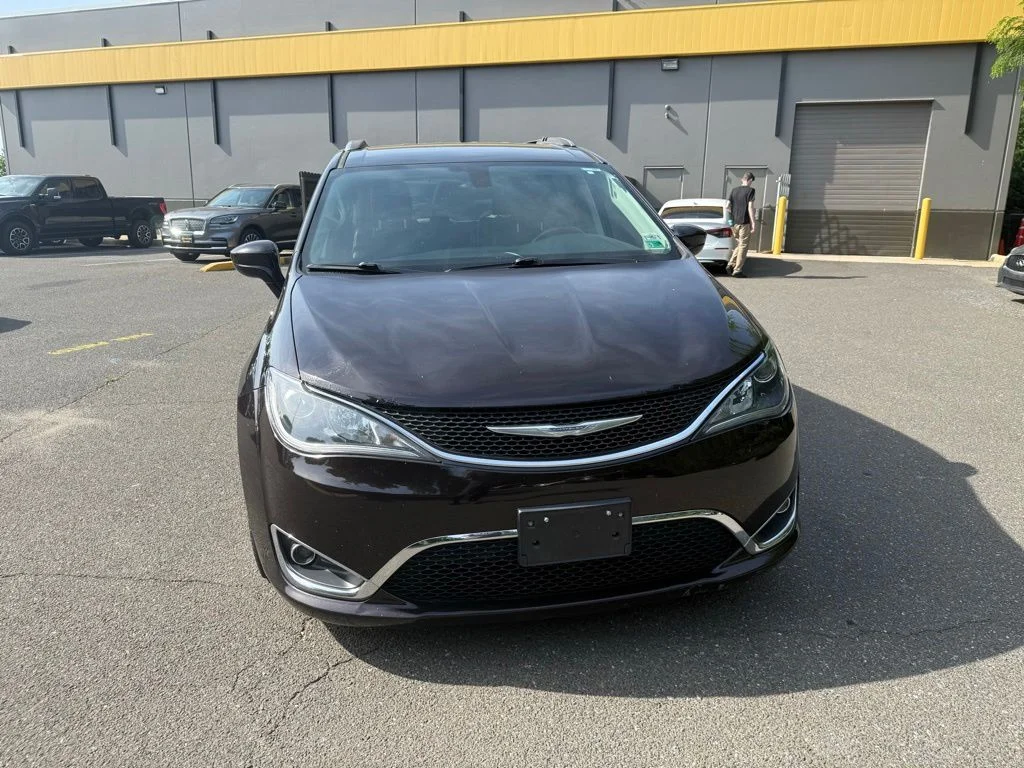 Used 2018  Chrysler Touring L image 2
