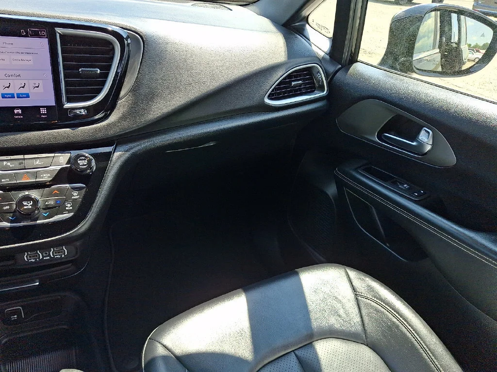 Used 2025 Diamond Black Crystal Pearlcoat Chrysler Select image 17