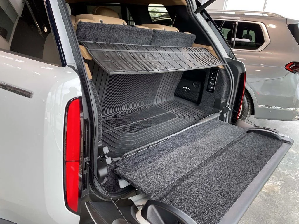 Used 2025  Land Rover SE image 9