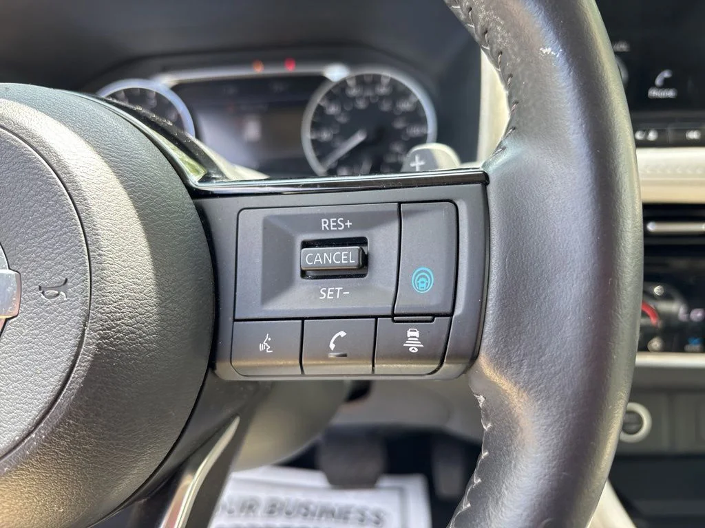 Used 2021 White Nissan SL image 21