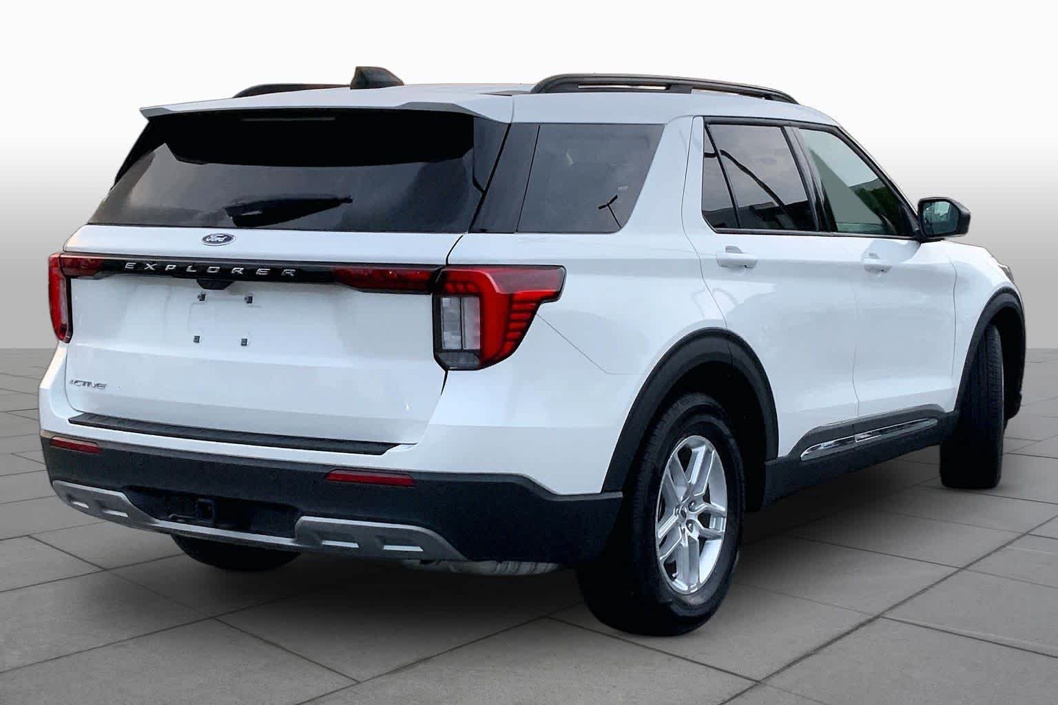 Used 2025 Star White Metallic Tri-Coat Ford Active image 13