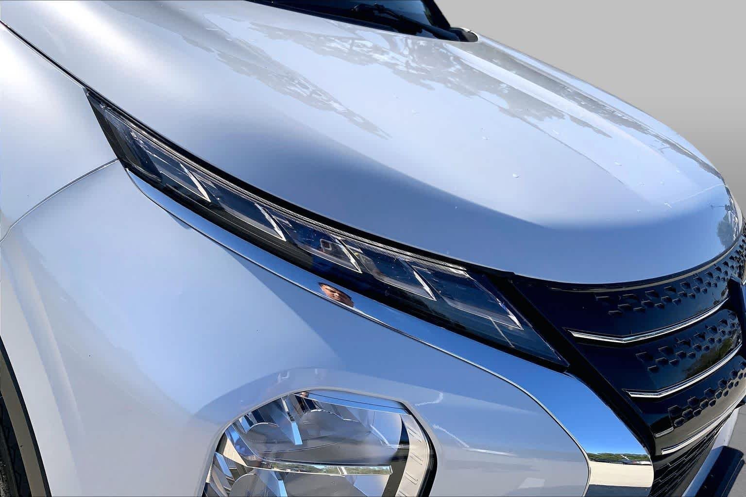 Used 2024 White Diamond Mitsubishi SE image 24