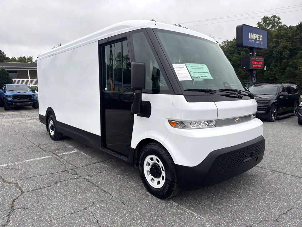 Used 2025 White Chevrolet 600 image 7