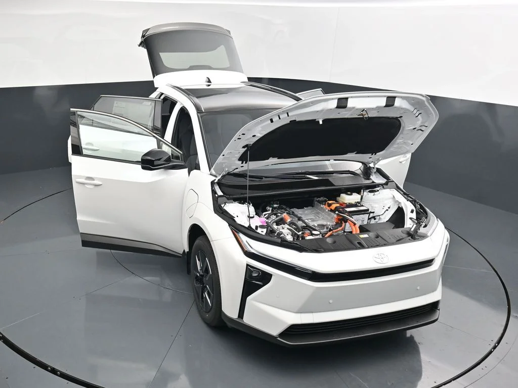 New 2026 Wind Chill Pearl <sup>1</sup> Toyota  XLE image 36
