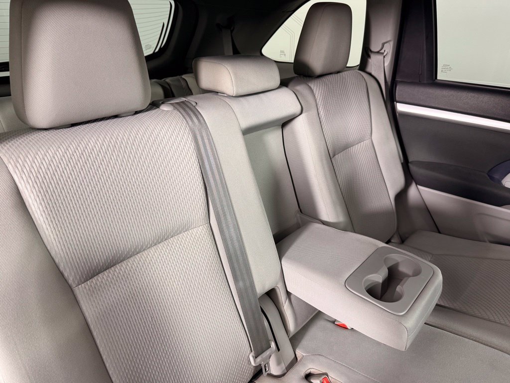 Used 2019 White Toyota LE image 21
