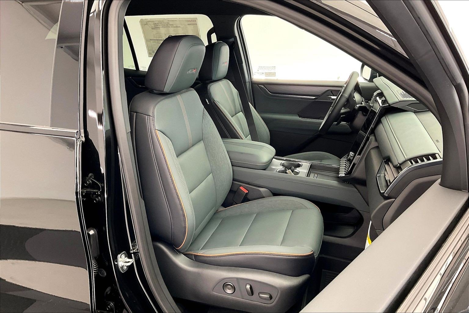 2026 GMC Acadia AT4 - Photo 9