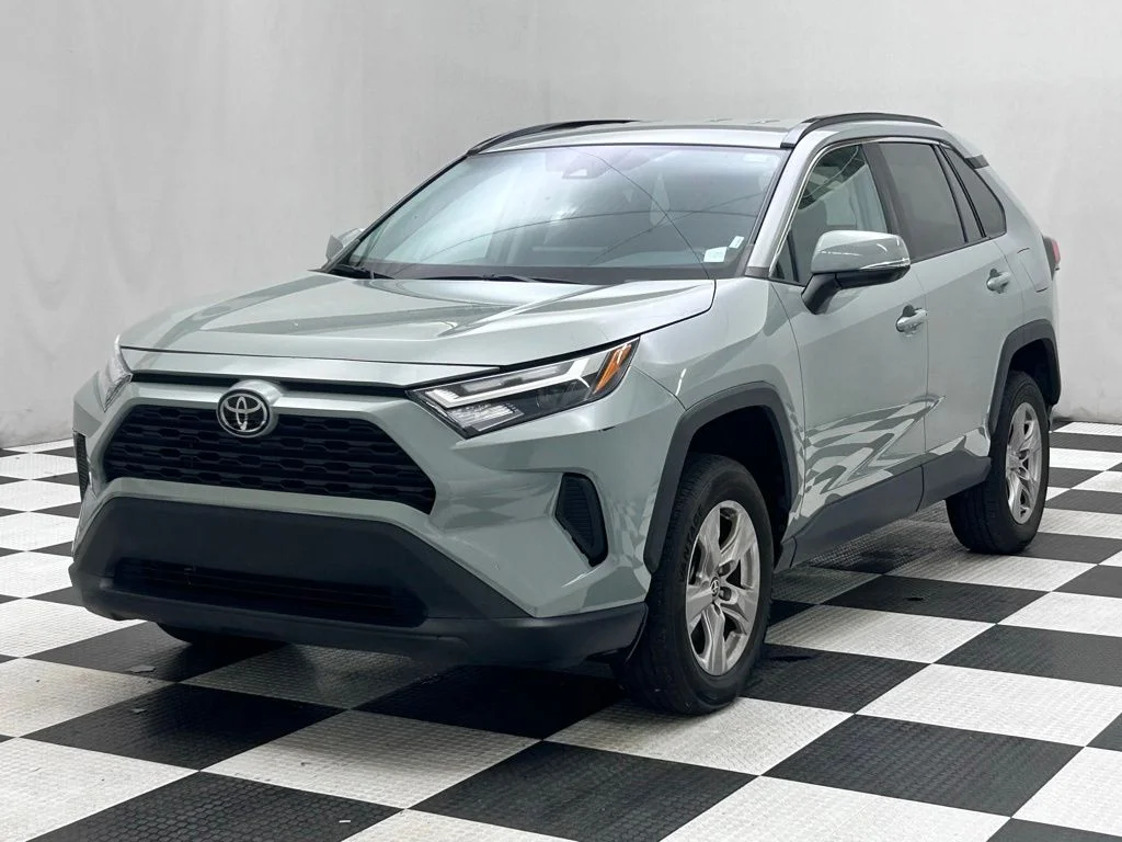 Used 2023  Toyota XLE image 4