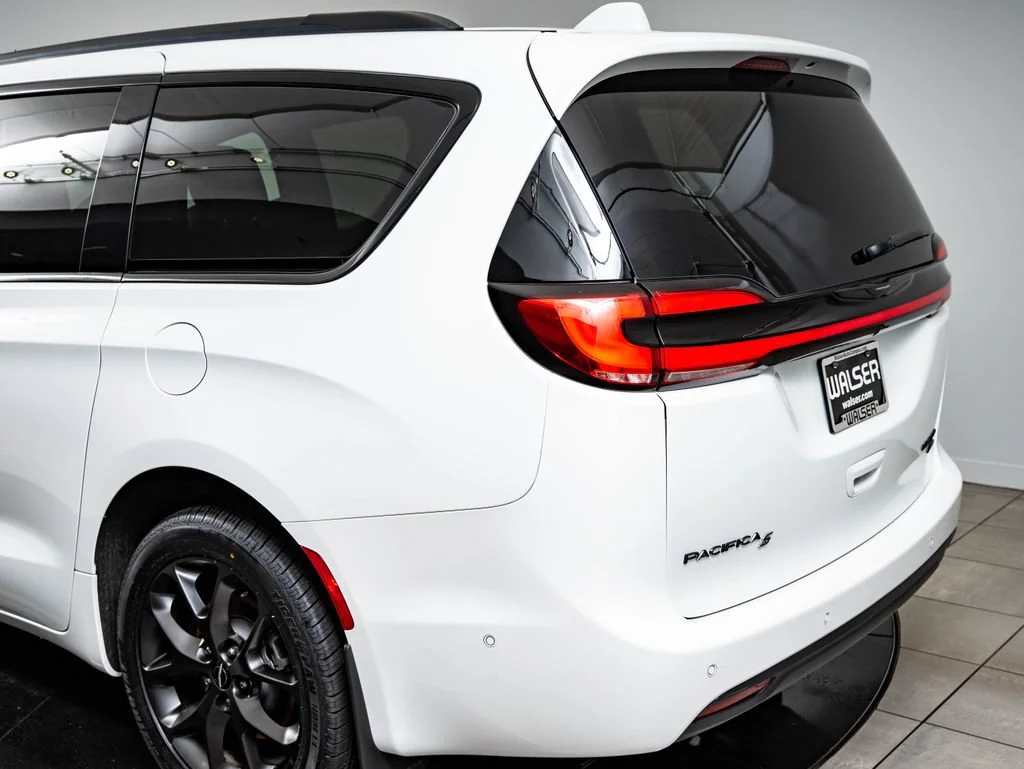 Used 2022 Bright White Clearcoat Chrysler Limited image 19