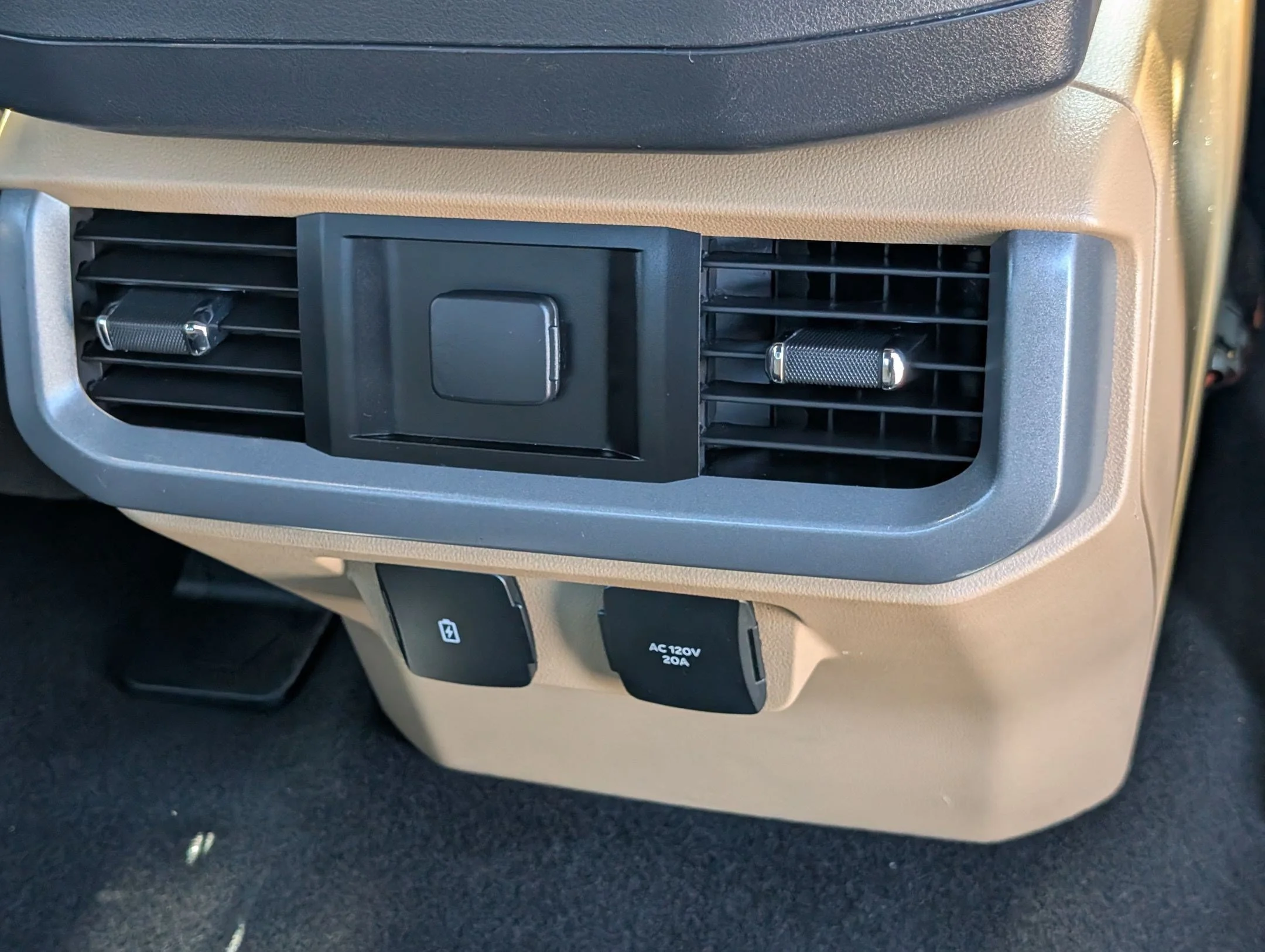 Used 2023 Gray Metallic Ford LARIAT image 28