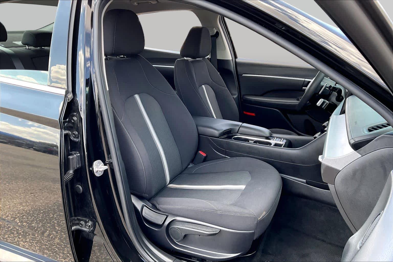 Used 2025 Black Hyundai SEL image 9