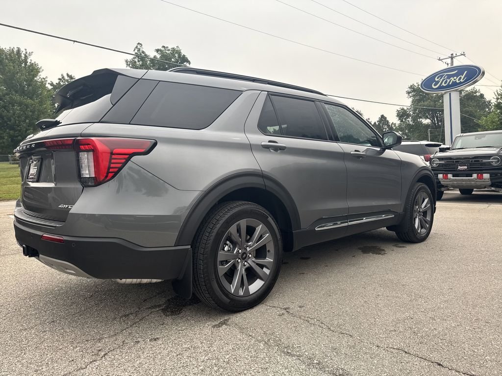 2025 Ford Explorer photo 4