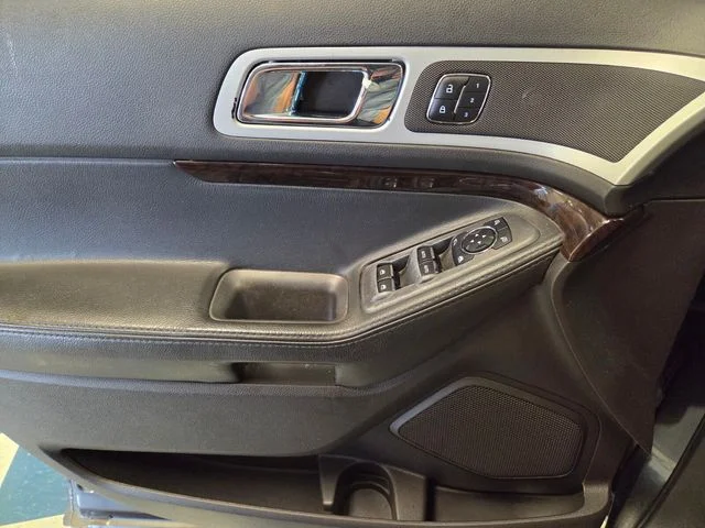 Used 2015  Ford Limited image 28