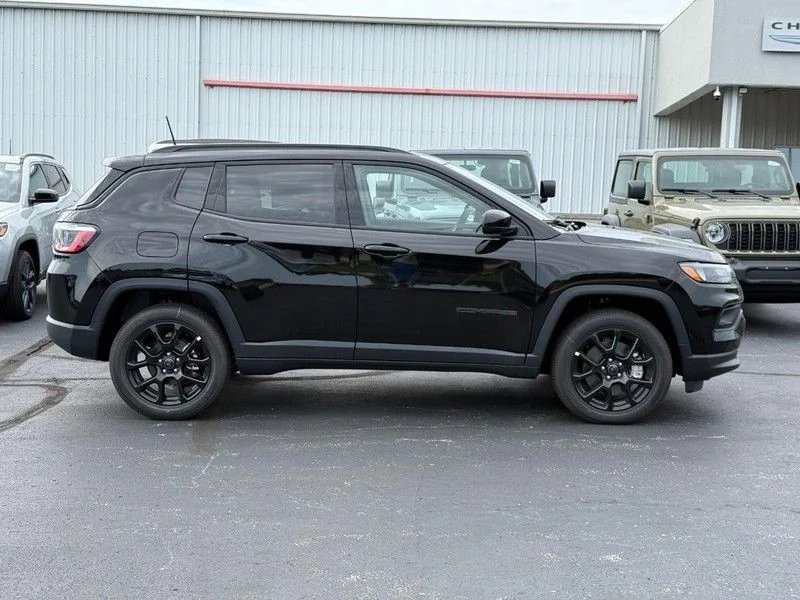 New 2026 Diamond Black Crystal Pearl-Coat Exterior Paint Jeep Latitude image 2