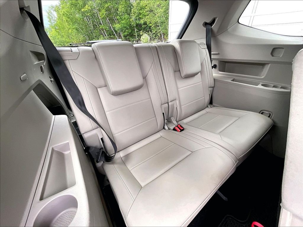 Used 2023 Pure White Volkswagen 3.6L V6 SE w/Technology image 17