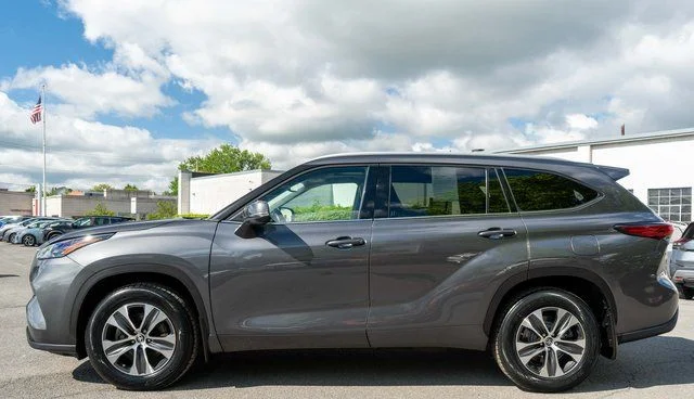 Used 2022 Gray Toyota XLE image 9