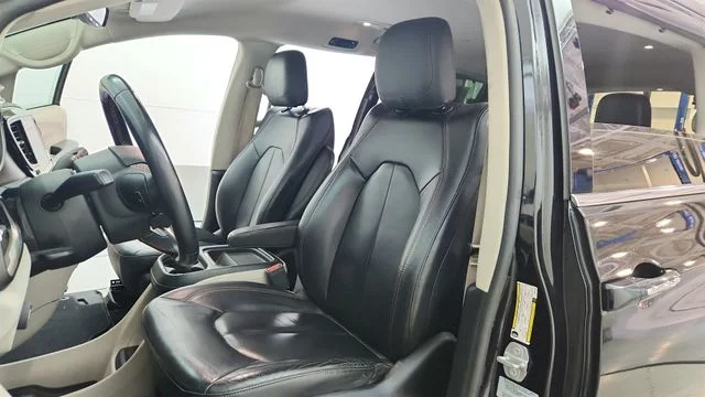 Used 2017 Black Chrysler Touring L image 17