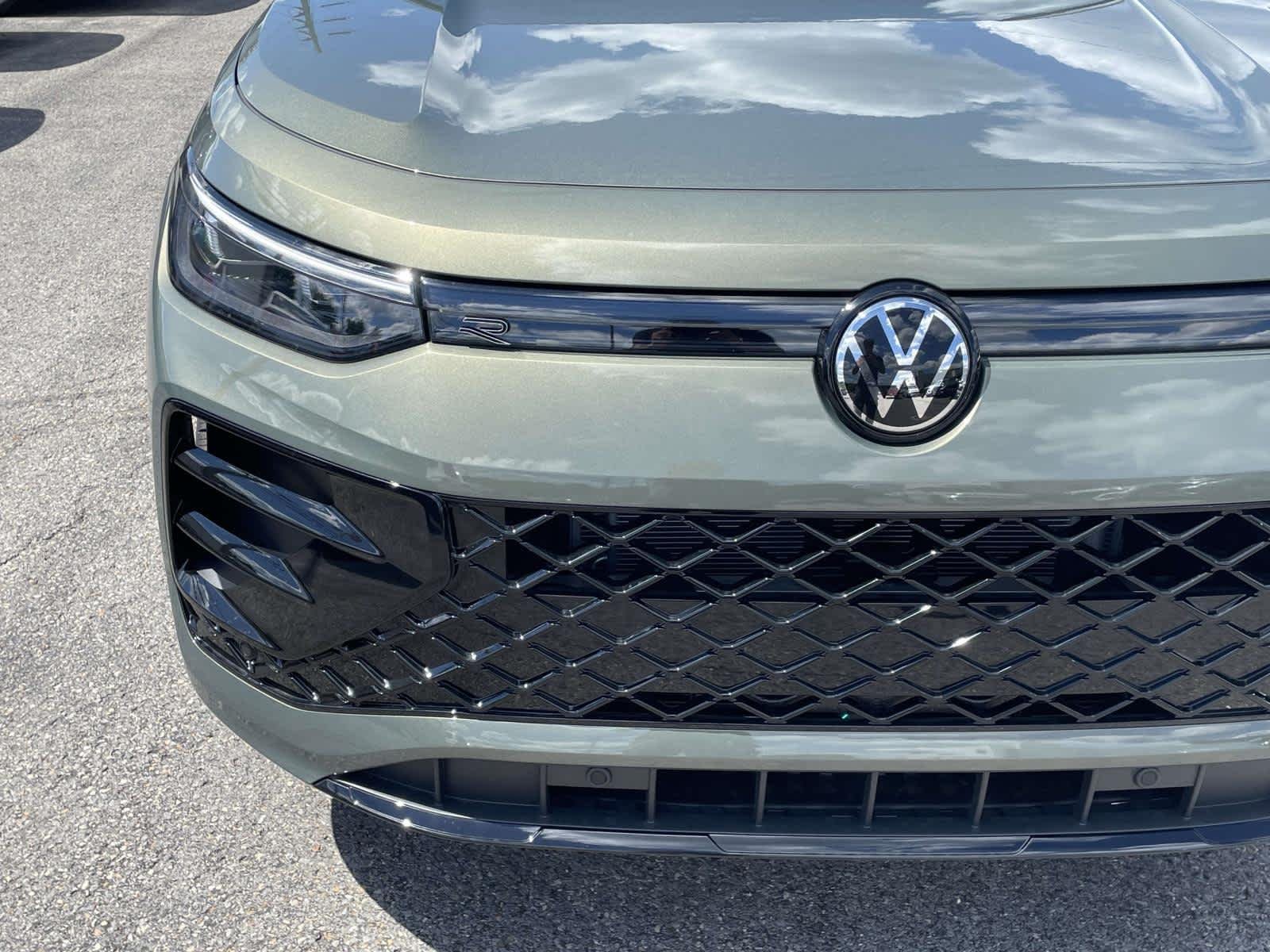 New 2026 Avocado Green w/Deep Black Roof Volkswagen SE R-Line Black image 13