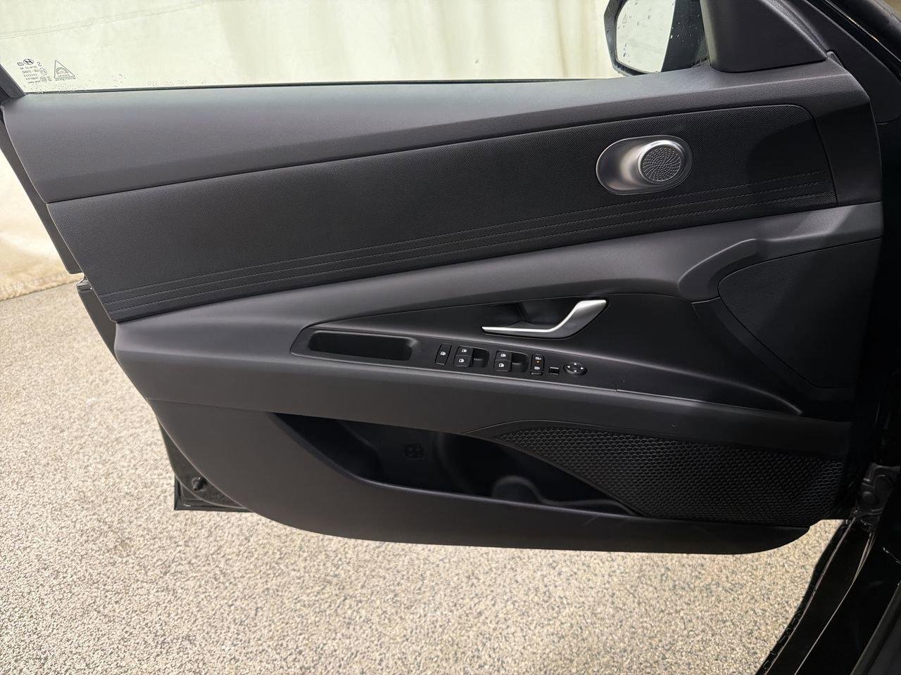 New 2026 Abyss Black Hyundai SE image 17