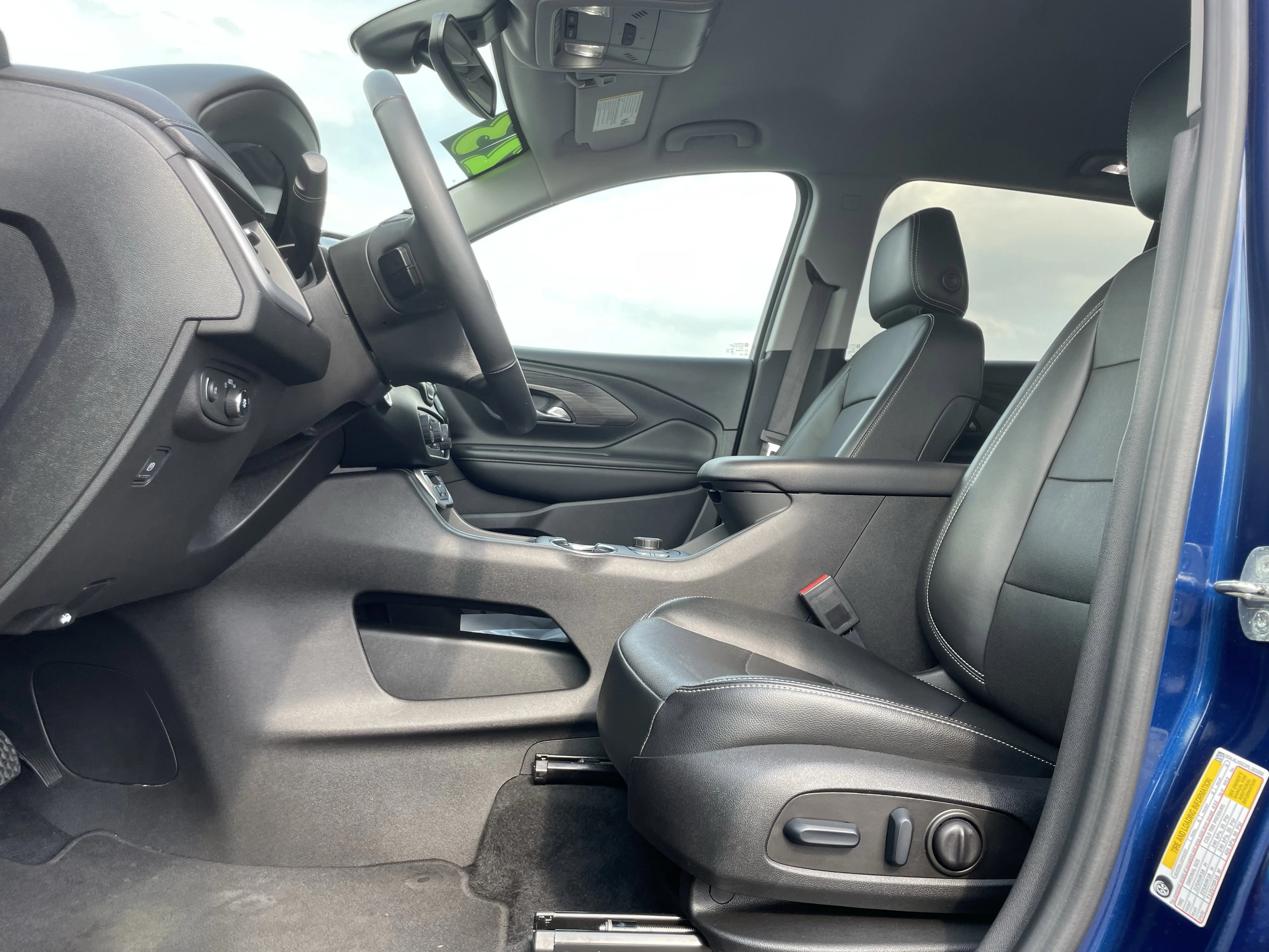 Used 2023 Marine Metallic GMC SLT image 12