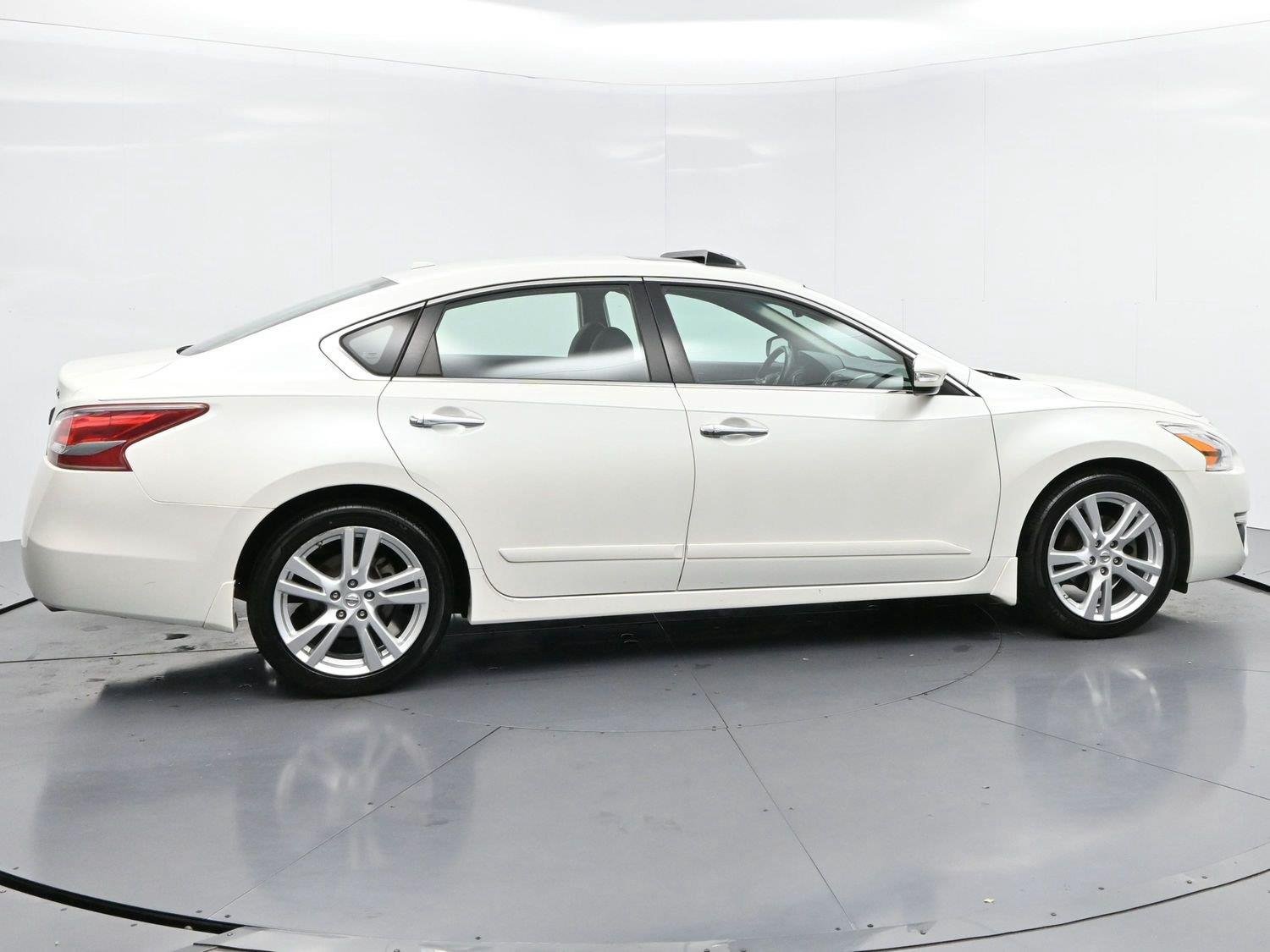 Used 2013 Pearl White Nissan 3.5 SL image 8