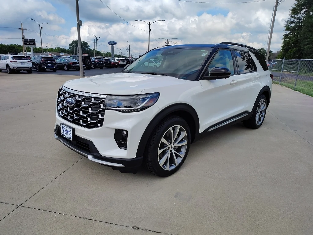 Used 2025 Star White Ford Platinum image 4