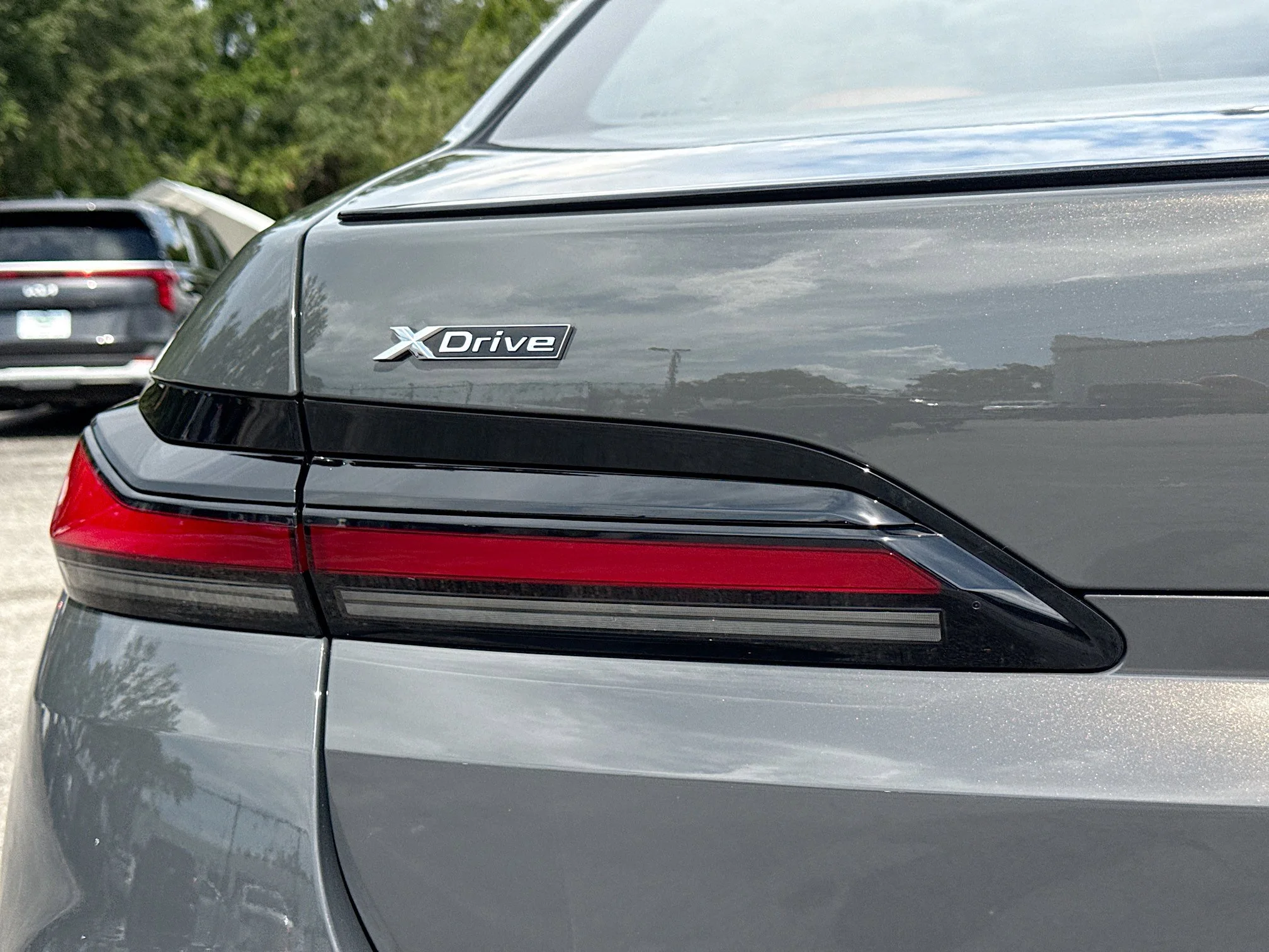 New 2026 Dravit Grey Metallic BMW 750e xDrive image 10