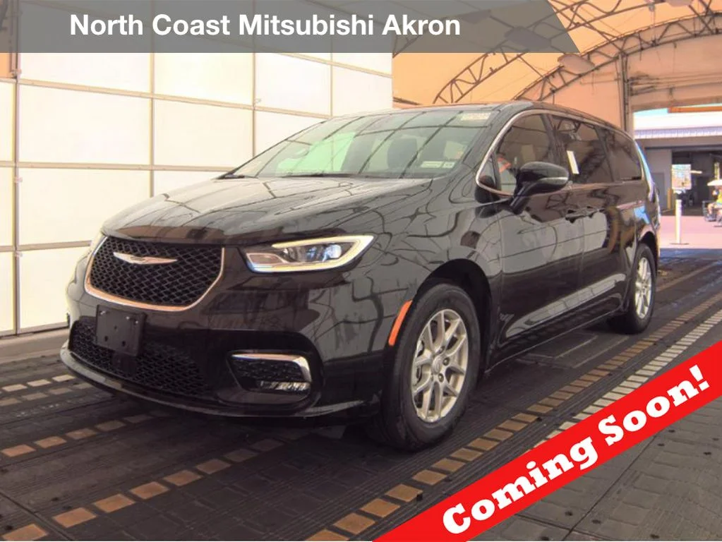 2025 Chrysler Pacifica Select's photo