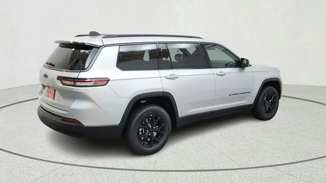 New 2026 Silver Zynith Exterior Paint Jeep Altitude image 9