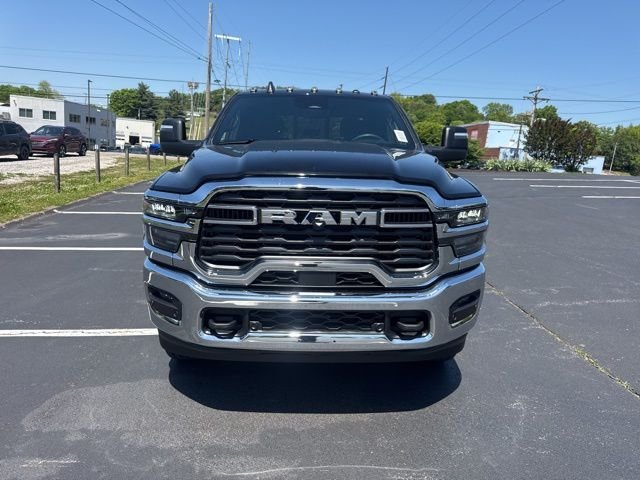 New 2026 Diamond Black Crystal Pearl-Coat Exterior Paint RAM Tradesman image 2