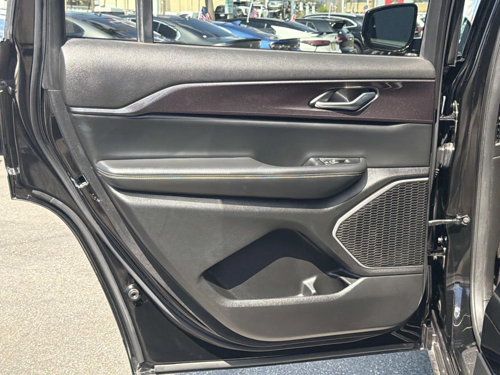 Used 2022 Diamond Black Crystal Pearlcoat Jeep Altitude image 25