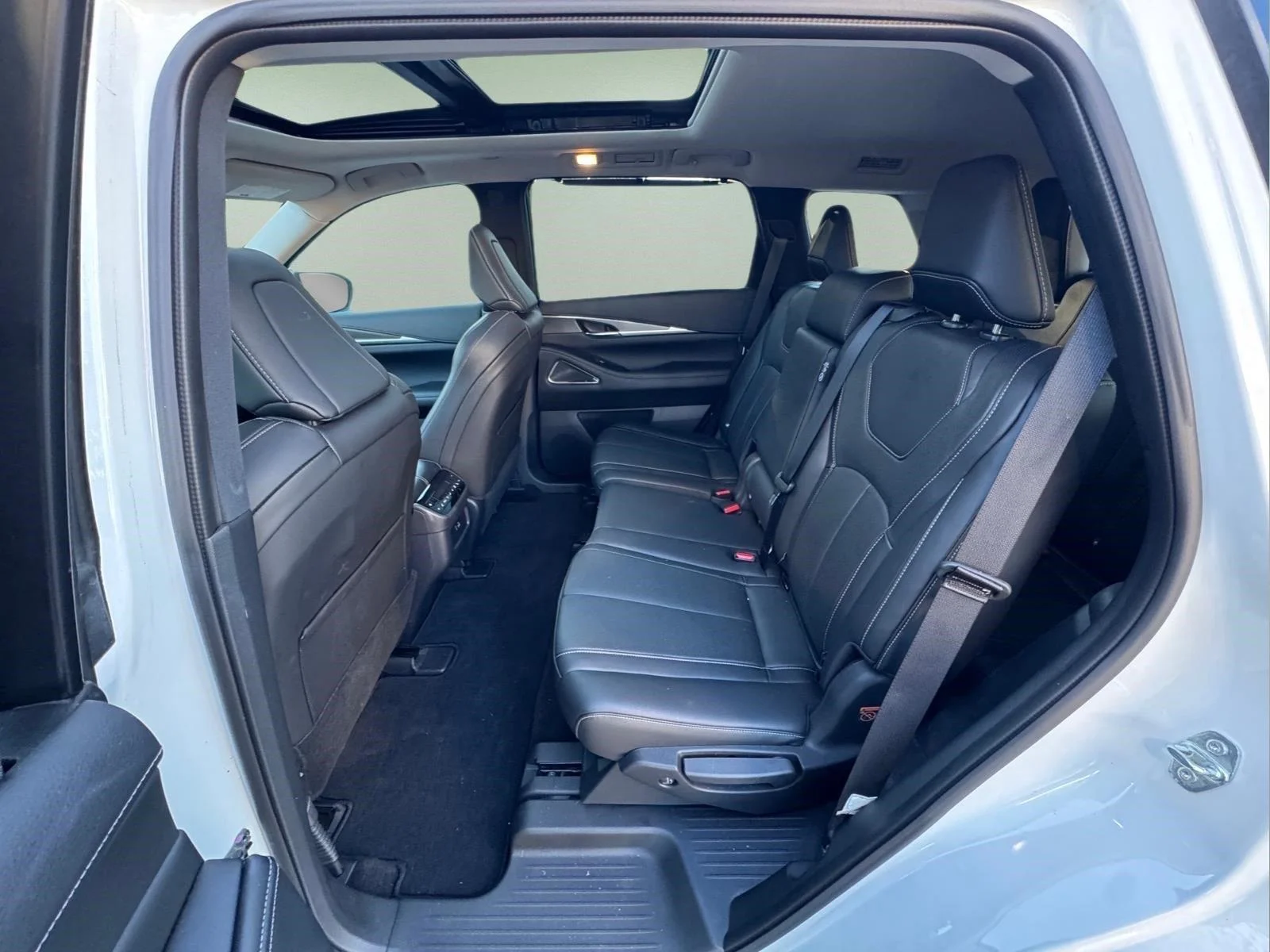Used 2025 Majestic White INFINITI LUXE image 14