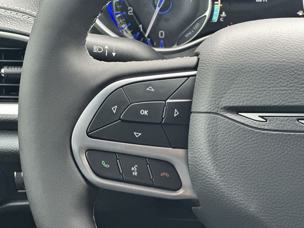 New 2027 Diamond Black Crystal Pearl-Coat Exterior Paint Chrysler Select image 29
