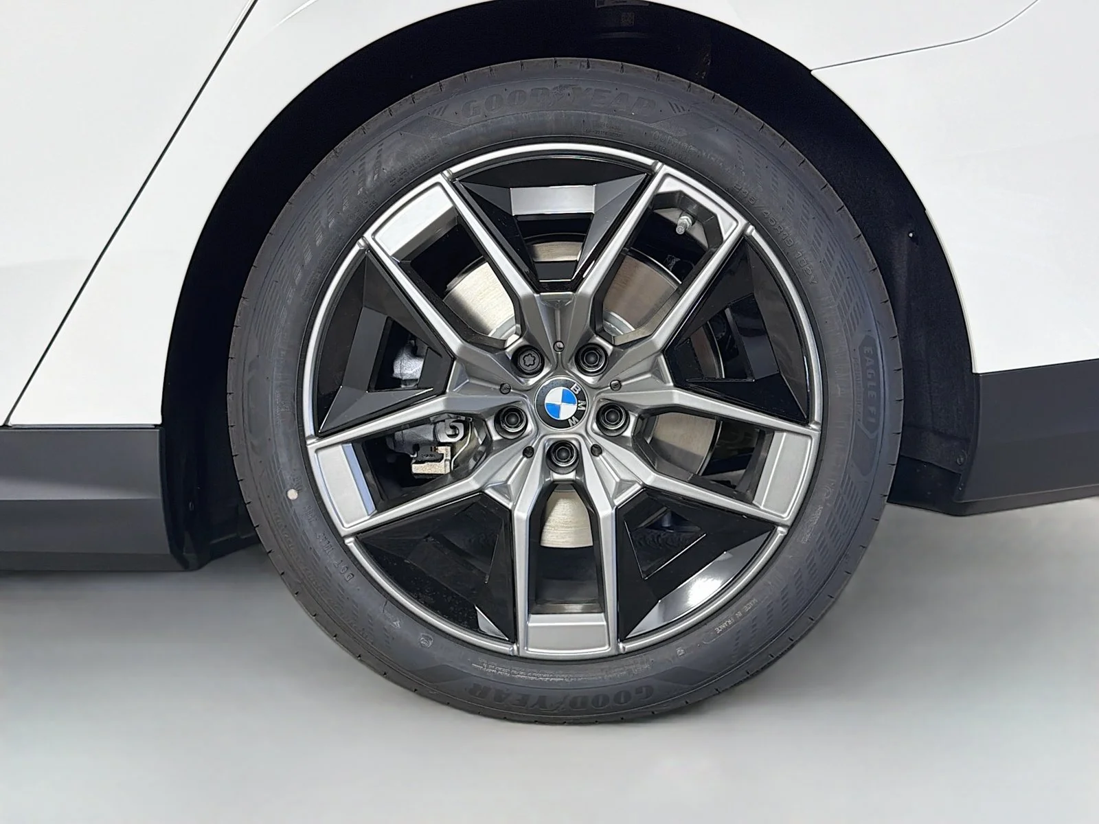 New 2027 Alpine White BMW eDrive40 image 33