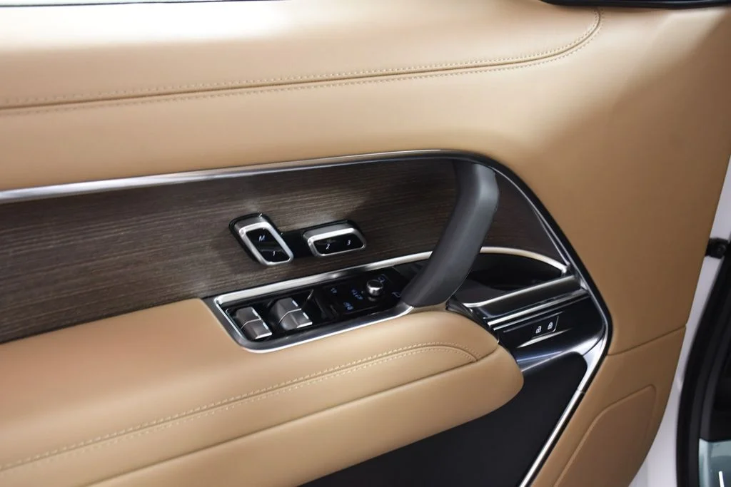 New 2026 Ostuni Pearl Wh Land Rover SE image 15