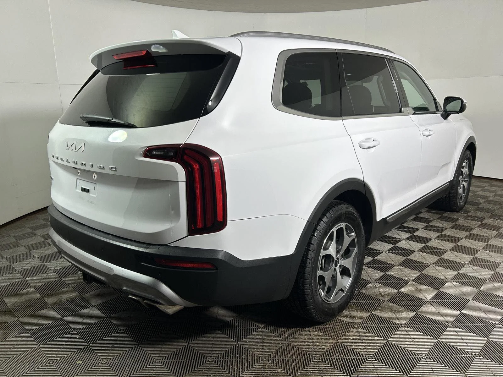 Used 2022 White Pearl Kia EX image 6