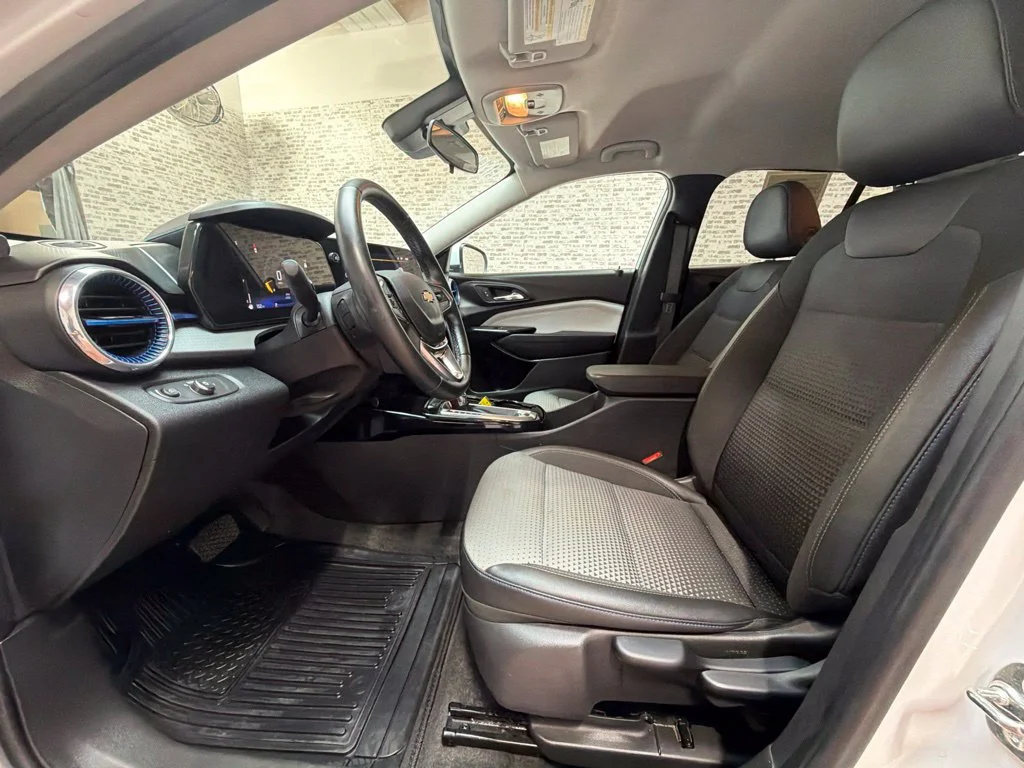 Used 2025 Summit White Chevrolet LT image 27
